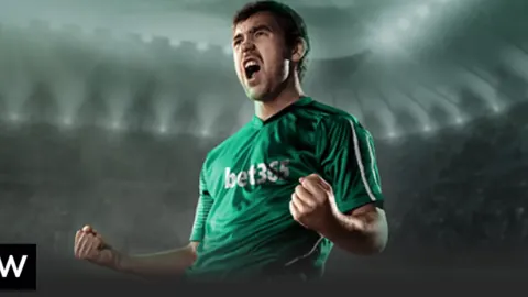 39岁郜林老将“老甲A”头球建功，再现球王风采，全场欢呼沸腾