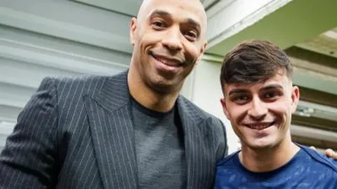 “阿森西奥社交媒体晒庆祝双响夜，心情宛如回家般愉悦！”