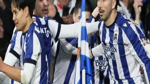 费内巴切杯赛争议判罚引穆里尼奥怒抓对手教练脸庞